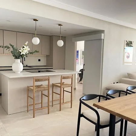 Beautiful 3-bedroom In Apartment *